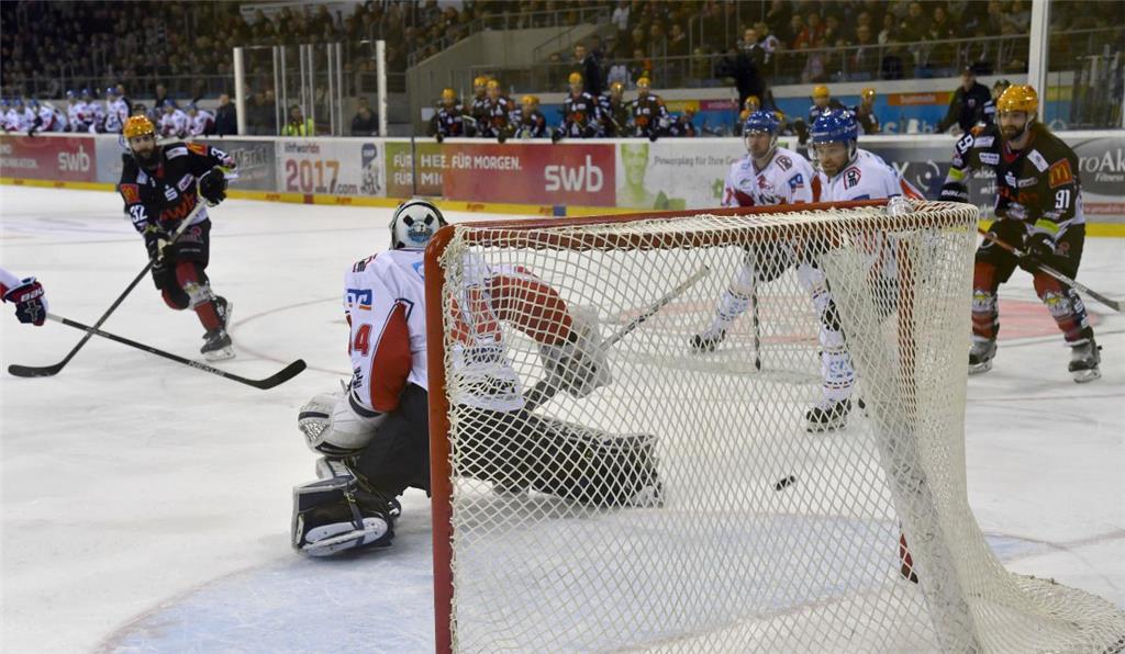 Cody Lampl (32) zieht ab und trifft zum 5:4 für die Pinguins.