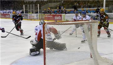 Cody Lampl (32) zieht ab und trifft zum 5:4 für die Pinguins.