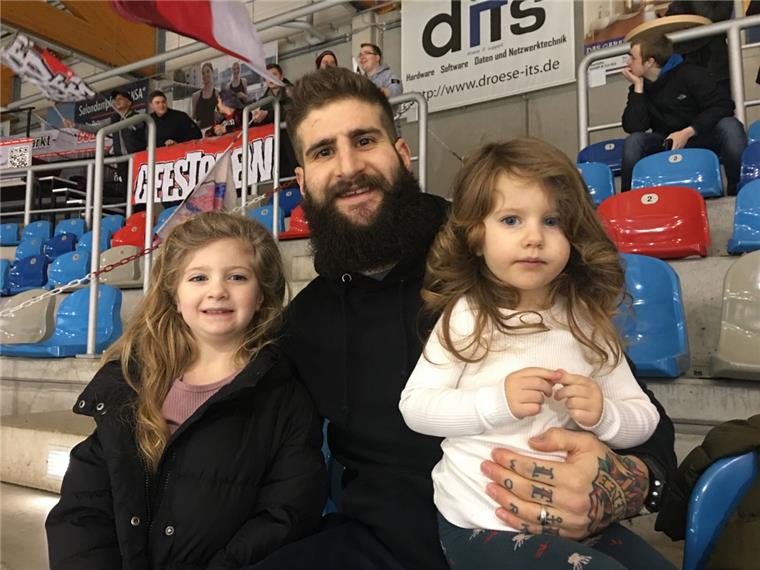 Pinguins-Verteidiger Cody Lampl spielt für die DEL in Bratislava Cody Lampl (hier mit seinen beiden Töchtern) freut sich über den Auftritt in Bratislava.
