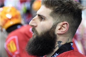 Cody Lampl ist ein harter Spieler. Das hat er mit seinem Check gegen Bris Blank ...