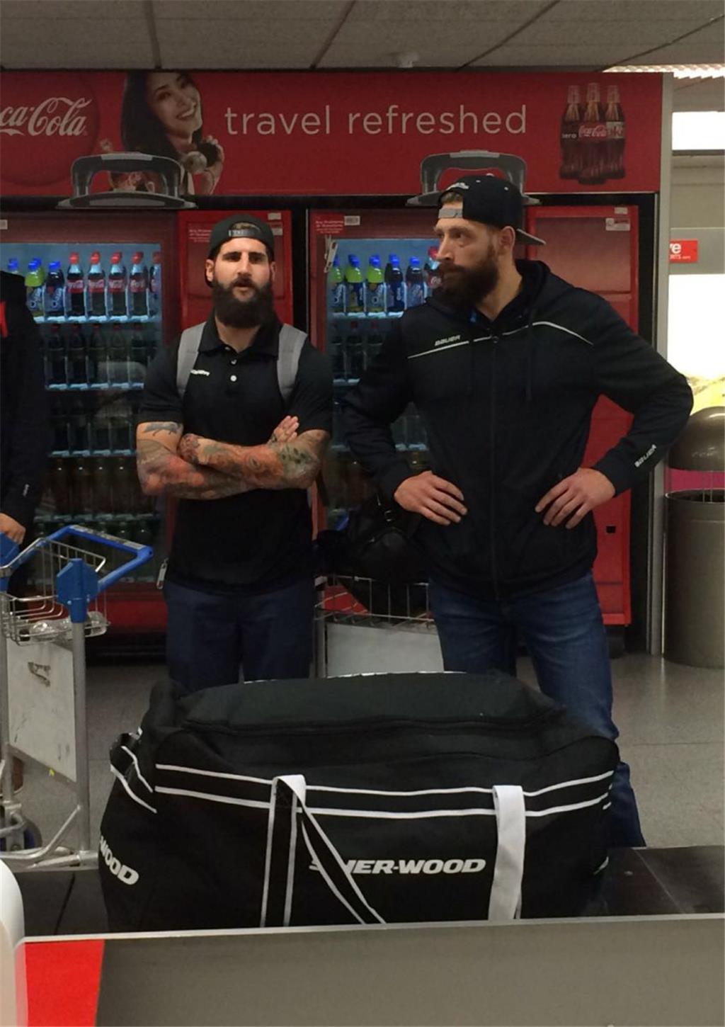 Cody Lampl (links) und Kevin Lavallée warten in Belfast aufs Gepäck. 
