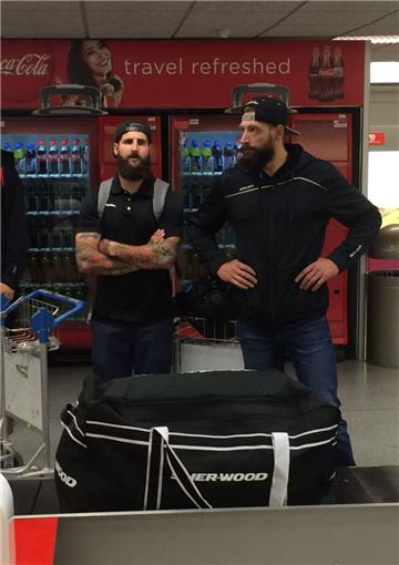 Cody Lampl (links) und Kevin Lavallée warten in Belfast aufs Gepäck. 