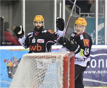 Cody Lampl (links) und Ross Mauermann jubeln nach dem 4:2.