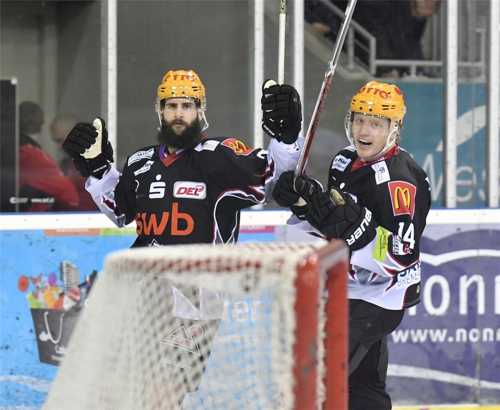 Cody Lampl (links) und Ross Mauermann jubeln nach dem 4:2.
