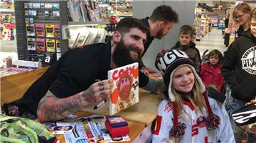 Cody Lampl macht ein Selfie mit einem kleinen Fan.