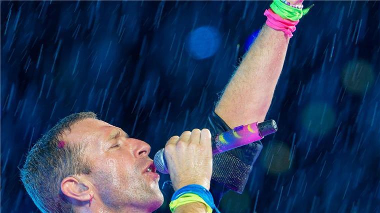 Coldplay-Sänger Chris Martin trotzt dem Regen.