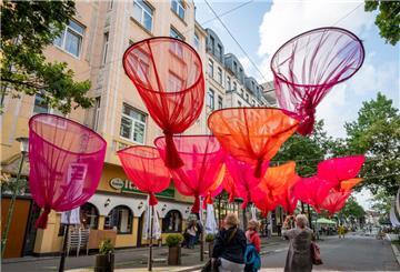 „Colours For A Connected Future" von Vagaram Choudhary ist hier in der „Alten Bürger“ zu sehen.