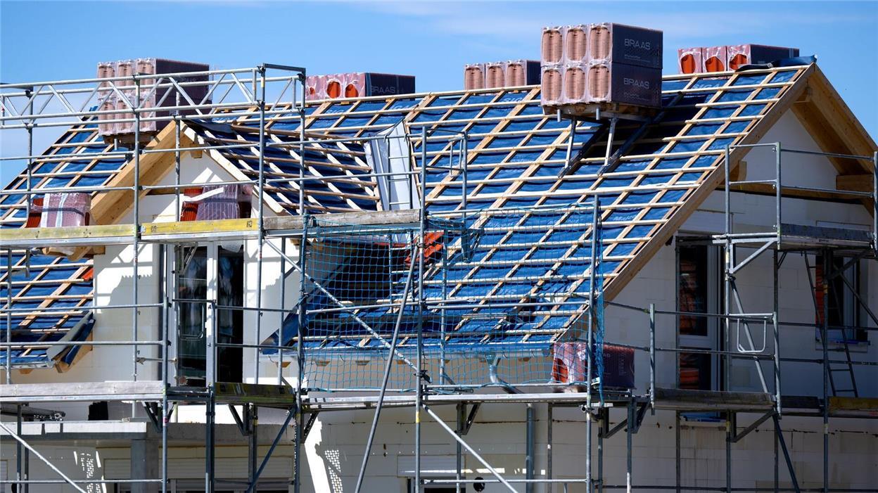 Baugerüste sind an einer Baustelle von einem Wohnhaus zu sehen.