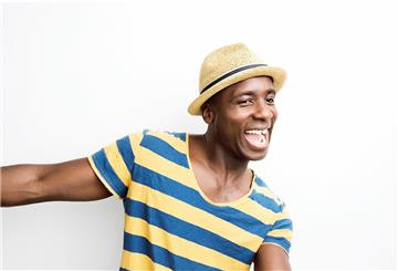 Comedian Dave Davis eröffnet am 6. September die Spielzeit im Theater im Fischereihafen mit seinem Programm „Ruhig Brauner!" Wegen der geringen Platzzahl treten er und viele seiner Kollegen gleich zweimal hintereinander auf.