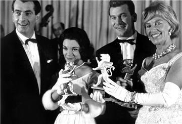 Connie Francis (2.v.l.) wurde 1961 für ihren Hit „Die Liebe ist ein seltsames Spiel“ mit dem Goldenen Löwen von Radio Luxemburg ausgezeichnet.