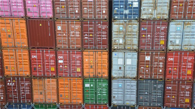 Container auf der „Hamburg Express“ von Hapag-Lloyd. Die Reederei ist ein Partner im ConTAD-Projekt, das ein Tracking-System für über Bord gegangene Container entwickelt. Hierfür müssen alle Container mit den Alarm- und Ortungs-Trackern ausgestattet werden.