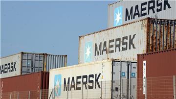 Container des Schifffahrtskonzerns Maersk stehen gestapelt im Tema-Hafen.