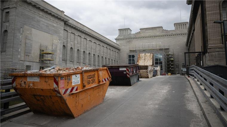 Container mit Bauschutt stehen am Pergamonmuseum in Berlin: Die Sanierungsarbeiten laufen.