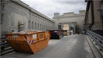 Container mit Bauschutt stehen am Pergamonmuseum in Berlin: Die Sanierungsarbeiten laufen.