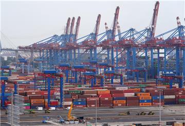 Container stehen auf dem Container Terminal Burchardkai im Hamburger Hafen.