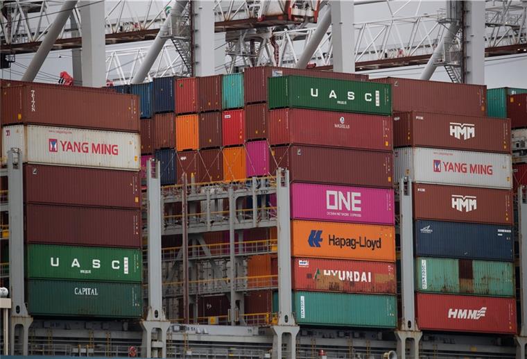 Nordsee: Container-Suche abgebrochen Container stehen gestapelt an Bord eines Containerschiffes. Auf der Nordsee war auf einem solchen Schiff ein Unglück vermutet worden.