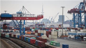 Container werden auf dem Terminal Tollerort der Hamburger Hafen und Logistik AG (HHLA) umgeschlagen.