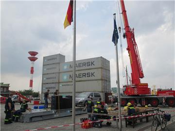 Container werden zur Leinwand: Das Kino im Hafen in Bremerhaven-Fischereihafen wird aufgebaut.