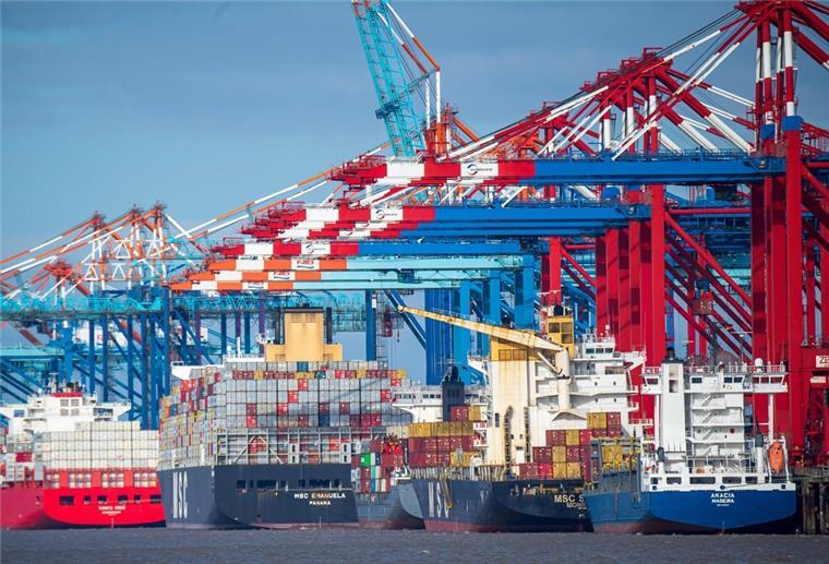 Schiffe mit Platz für 200.000 Container warten in Deutscher Bucht Bremerhaven: Schiffe liegen im Containerhafen.