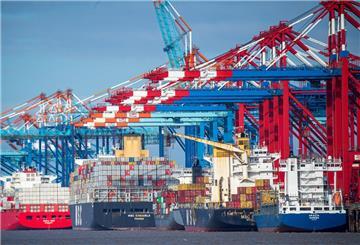 Bremerhaven: Schiffe liegen im Containerhafen. 