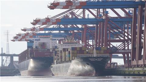 Containerschiffe werden am Eurogate Container Terminal im Hamburger Hafen abgefertigt.