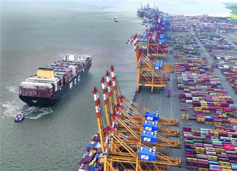 Bremerhavener Containerumschlag in der Abwärtsspirale Weniger Umschlag: Containerschiffe wie die "MSC Gülsün" werden immer größer. Aber sie bringen derzeit nicht mehr Fracht nach Bremerhaven.