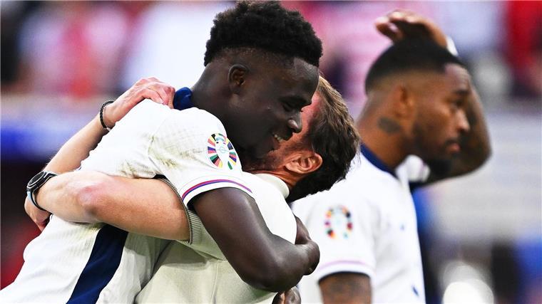 Cool geblieben: Englands Bukayo Saka (l) wird von Coach Southgate umarmt.