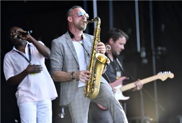 Cool Million und Gregory Porter beim Open Air in Bremerhaven. Foto: Scheschonka