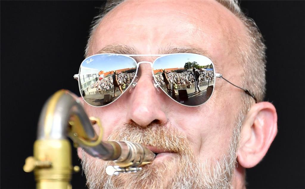 Cool Million und Gregory Porter beim Open Air in Bremerhaven. Foto: Scheschonka