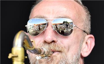 Cool Million und Gregory Porter beim Open Air in Bremerhaven. Foto: Scheschonka