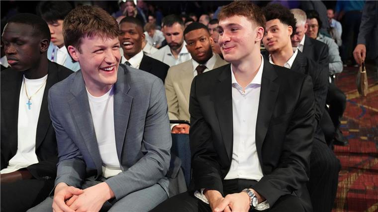 Cooper Flagg (rechts) gehört zu den größten Talenten im Basketball.