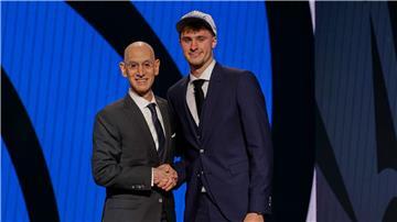 Cooper Flagg (rechts) mit NBA-Boss Adam Silver. Flagg spielt künftig für die Dallas Mavericks.