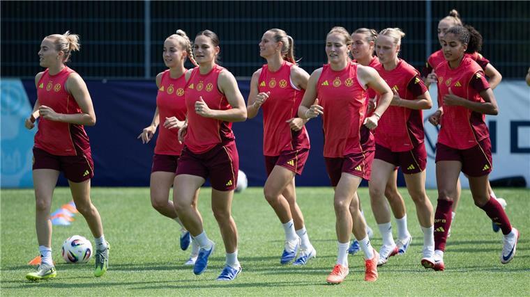 Fürs deutsche Team geht die EM los Cora Zicai (rechts im Bild) und Franziska Kett (links daneben) haben schon in verschiedenen Nachwuchs-Nationalmannschaften zusammen gespielt.