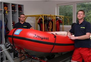 Cord Janßen (links) und Markus Felske von der DLRG-Ortsgruppe Butjadingen. Foto: Lorenz