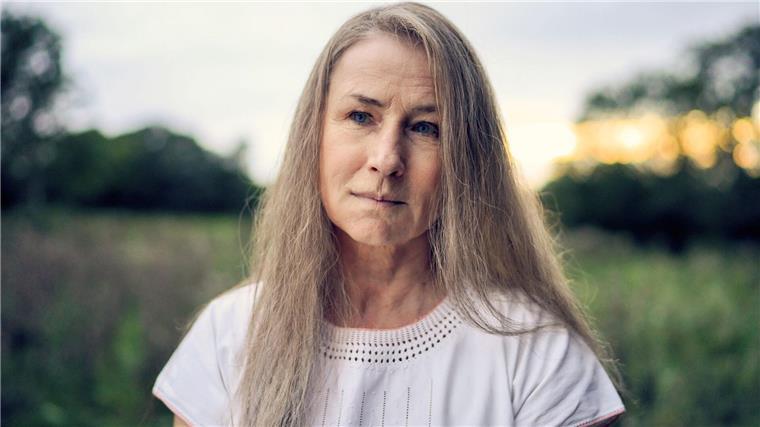 Eine Liebeserklärung an die Provinz Corinna Harfouch als Selma in einer Szene des Films „Was man von hier aus sehen kann“. Der Film läuft am 30.6. in der ARD.