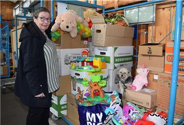 Corinna Mosebach und Hund Kaida inspizieren die Halle mit Spenden. Der Erlös aus ihrem Verkauf kommt tierischen Flutopfern zugute.