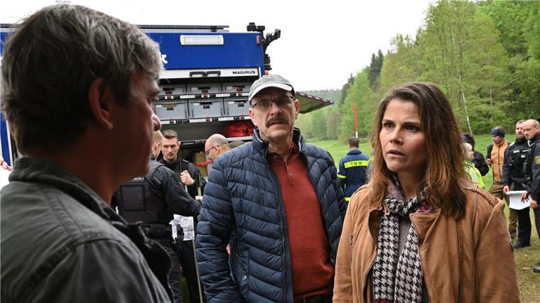 ZDF-Samstagskrimi macht das Rennen Corinna Ott (Katharina Wackernagel, r) und Ralph Ott (Götz Schubert, M) sind entsetzt, dass Frank Ott (Peter Schneider, l) sich nicht an der Suche nach seiner vermissten Tochter beteiligen möchte.