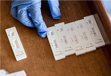 Eine Krankenschwester eines mobilen Test-Teams des Deutschen Roten Kreuzes (DRK) ordnet die Testergebnisse von Corona-Schnelltests 