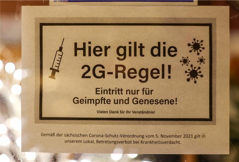 Ein Schild an einem Café verweist auf die geltende 2G-Regel für den Besuch.