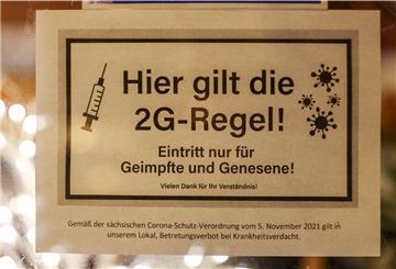 Ein Schild an einem Café verweist auf die geltende 2G-Regel für den Besuch.