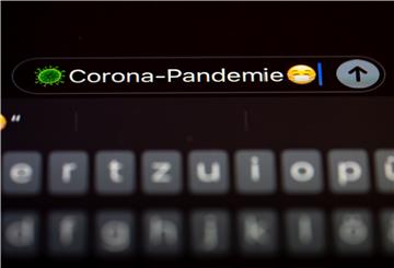 "Corona-Pandemie" steht auf dem Display eines Mobiltelefons. Die Gesellschaft für deutsche Sprache (GfdS) hat den Begriff als "Wort des Jahres" 2020 gekürt. 