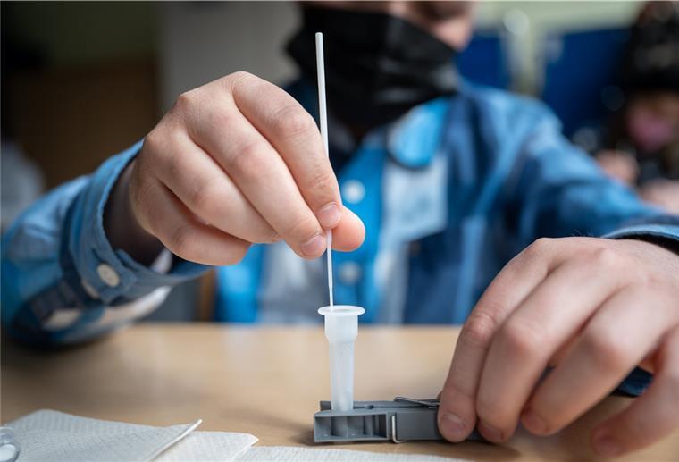 Corona-Schnelltest verpflichtend in der Schule? Bremerhavener Eltern planen eine Klage.