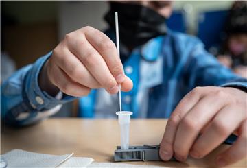Corona-Schnelltest verpflichtend in der Schule? Bremerhavener Eltern planen eine Klage.