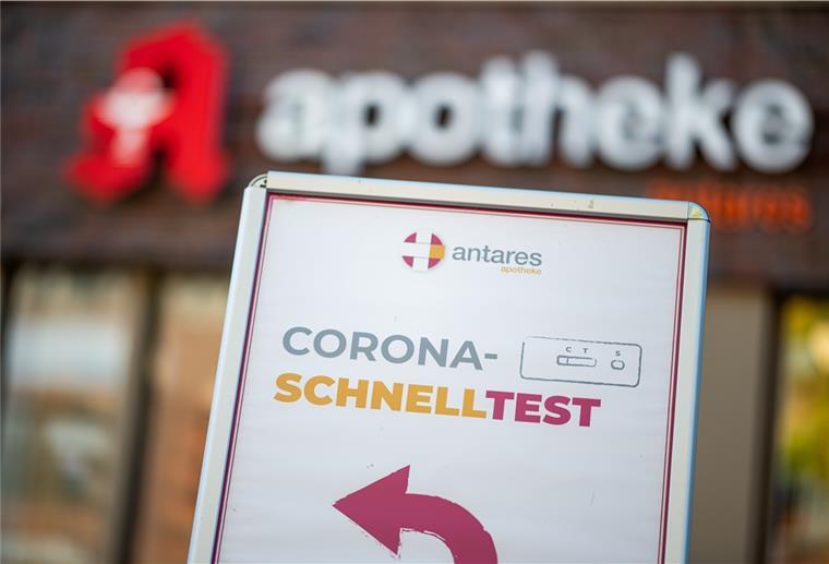 Ein Aufsteller wirbt vor einer Apotheke für einen Corona-Schnelltest.
