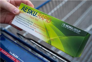 Ein Mann hält eine Packung Corona-Selbsttests von Aldi in der Hand. Die Selbsttests in der Aldi-Filiale waren sofort ausverkauft. 