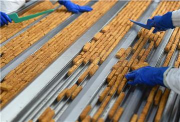 Coronabedingte Probleme bei der Lieferung von Rohfisch sorgen bei Frosta für Umstellungen in der Produktion. Die Mitarbeiter kommen nun verstärkt in jenen Bereichen zum Einsatz, wo Pfannengerichte ohne Fisch und Gemüsemischungen hergestellt werden. 