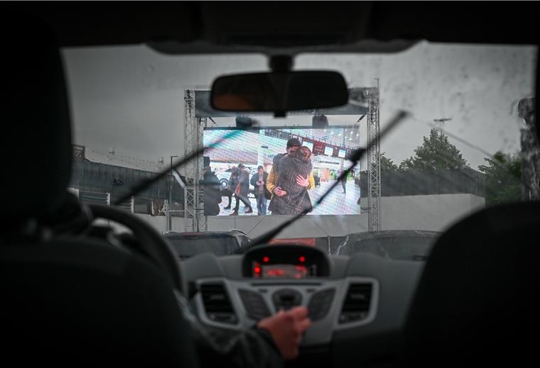 Coronakrisen-Show an der Stadthalle: Im Autokino läuft der Film „Projekt Antarktis“.