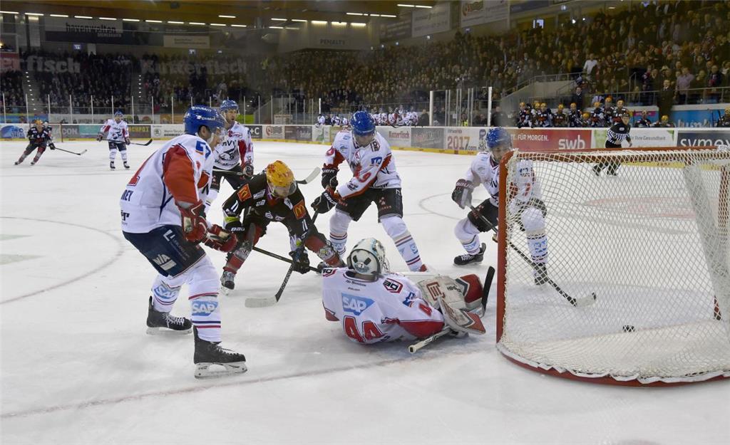 Cory Quirk erzielt das 6:4 für die Pinguins.