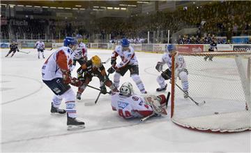 Cory Quirk erzielt das 6:4 für die Pinguins.