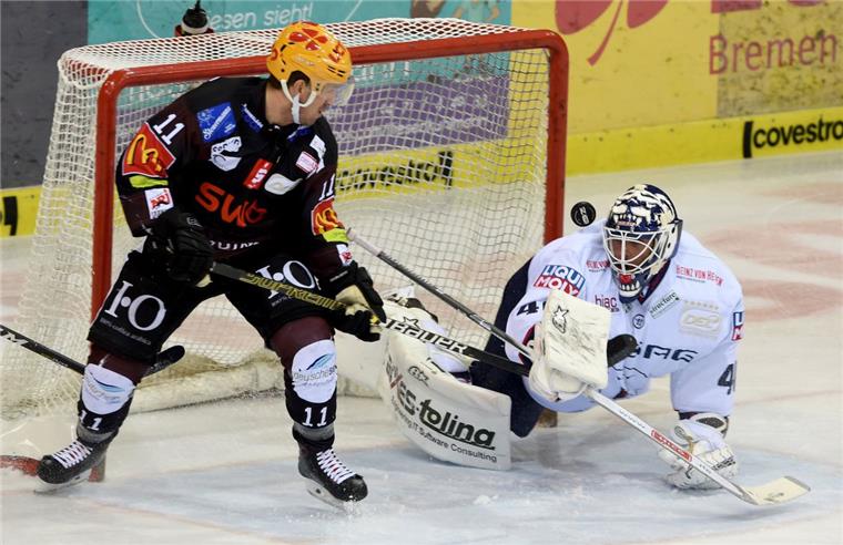 Cory Quirk (links) will mit den Fischtown Pinguins aus Bremerhaven auch im Dezember erfolgreich sein.